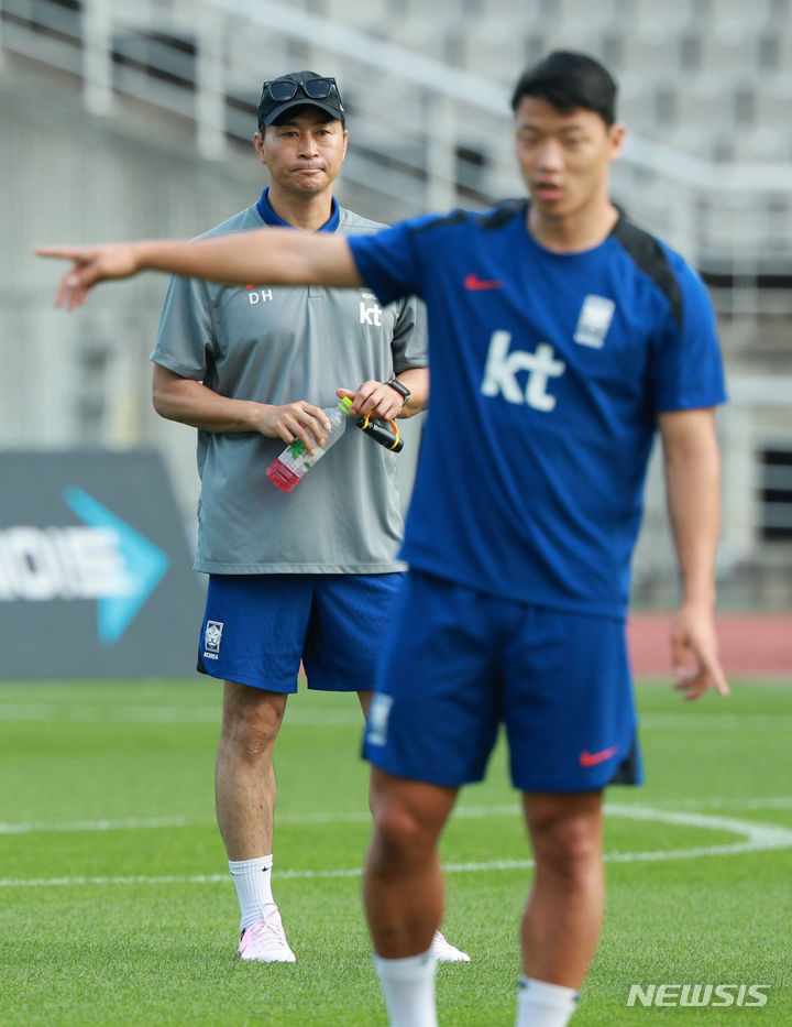 [고양=뉴시스] 고범준 기자 = 2026 국제축구연맹(FIFA) 북중미 월드컵 아시아 지역 2차 예선 조별리그 C조 6차전 중국과의 경기를 앞둔 축구대표팀 김도훈 임시감독이 8일 오후 경기 고양시 고양종합운동장에서 황희찬 등 선수들의 훈련을 지켜보고 있다. 2024.06.08. bjko@newsis.com
