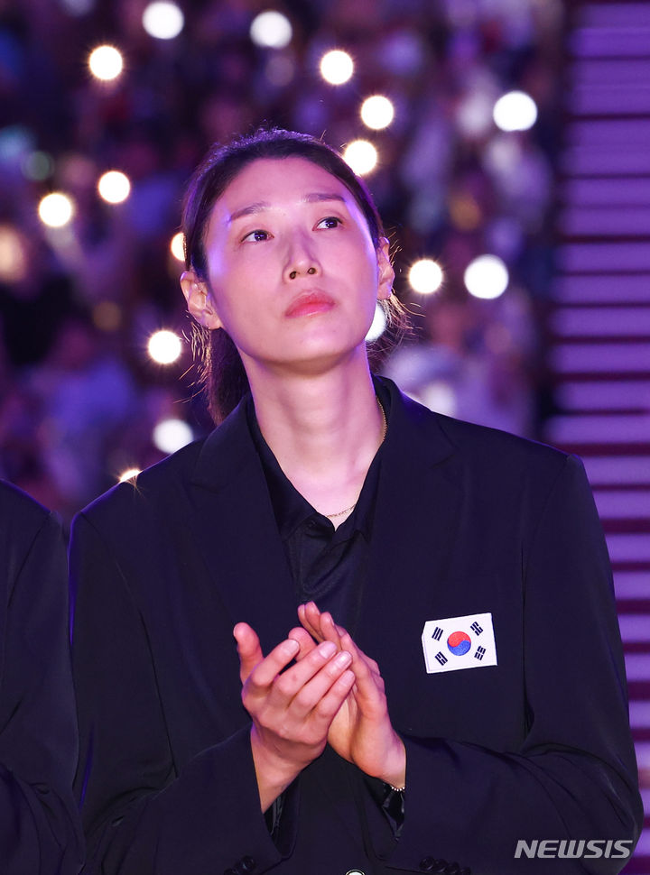 [서울=뉴시스] 황준선 기자 = 김연경이 8일 오후 서울 송파구 잠실실내경기장에서 열린 국가대표 은퇴식에서 선수 활동 영상을 시청하고 있다. 2024.06.08. hwang@newsis.com