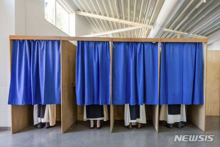 [플레터런=AP/뉴시스]9일(현지시각) 벨기에 플레터런 지역에서 투표가 이뤄지는 모습. 2024.06.10.