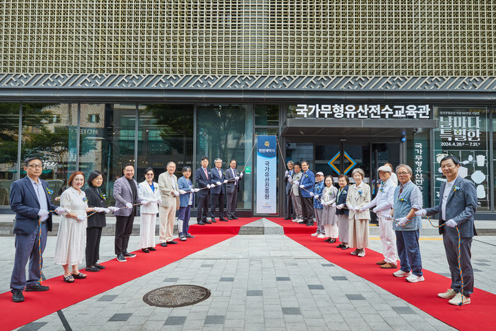 [서울=뉴시스] 국가유산진흥원 출범 현판 제막식 (사진=국가유산진흥원 제공) 2024.06.09. photo@newsis.com *재판매 및 DB 금지