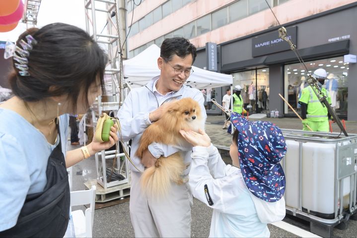 [서울=뉴시스]반려동물 문화 축제 ‘Y-펫밀리’ 참가한 이기재 양천구청장. 2024.06.08. (사진=양천구 제공) *재판매 및 DB 금지