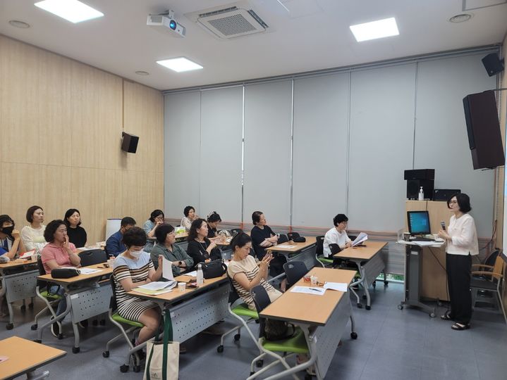 [대구=뉴시스] 지혜학교 프로그램 운영 모습. (사진=행복북구문화재단 제공) 2024.06.09. photo@newsis.com *재판매 및 DB 금지