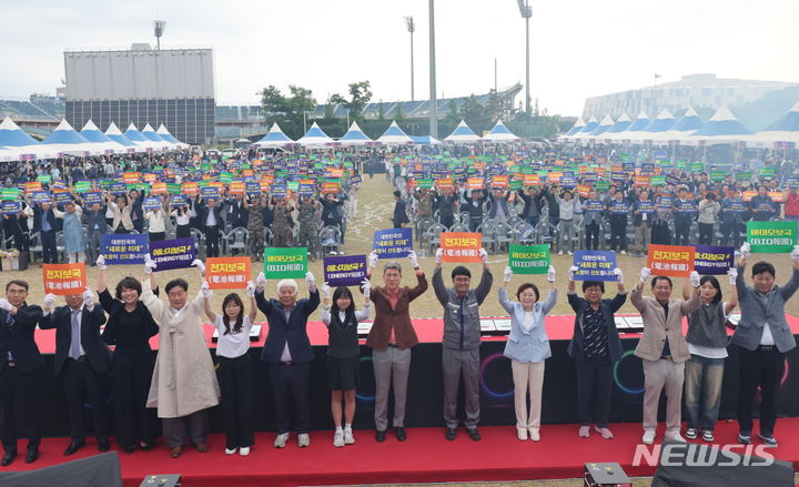 [포항=뉴시스] 안병철 기자 = 지난 8일 포항 남구 만인당 옆 잔디구장에서 '2024 포항시민의 날 기념식'과 '제28회 포항 단오절 민속축제가 개최됐다.(사진=포항시 제공) 2024.06.09. photo@newsis.com 