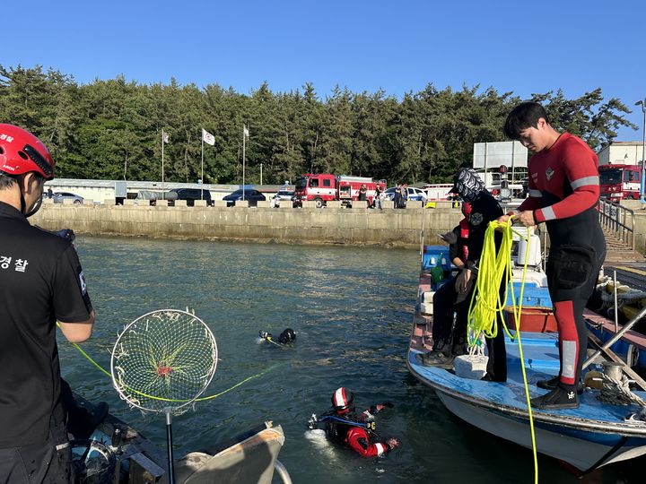 [무안=뉴시스] 목포해경이 9일 오후 무안군 홀통항 인근서 바다로 추락한 차량을 수색하고 있다. (사진=해경 제공) 2024.06.09. photo@newsis.com *재판매 및 DB 금지