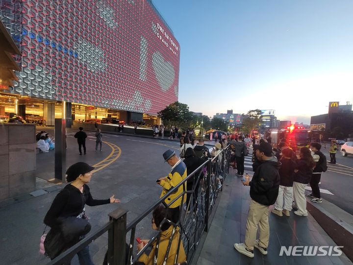 [제주=뉴시스] 오영재 기자 = 9일 오후 7시12분 제주드림타워복합리조트 6층 여자 건식 사우나에서 불이 나 이용객들이 건물 밖으로 대피해 있다. 2024.06.09. oyj4343@newsis.com
