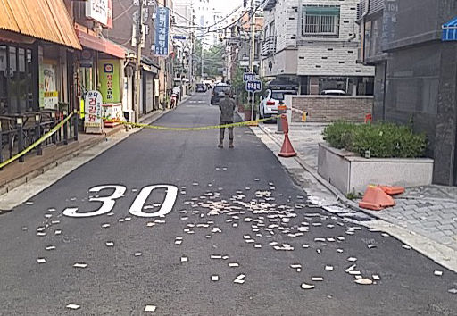 [서울=뉴시스] 조성우 기자 = 합동참모본부는 북한이 지난 8일 오후 11시부터 9일 오전 10시까지 330여 개의 오물풍선을 띄운 것으로 식별했고, 이중 우리 지역에 낙하한 것은 80여 개라고 밝혔다. 사진은 서울 중랑구 신내동 주택가에서 발견된 대남풍선 내용물. (사진=합참 제공) 2024.06.09. photo@newsis.com *재판매 및 DB 금지