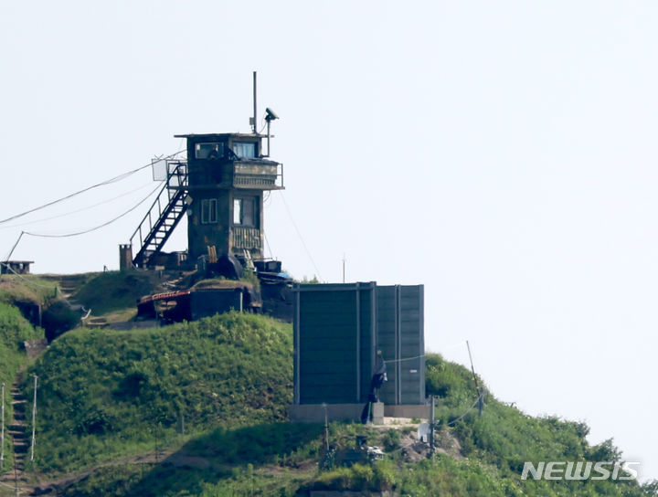 [파주=뉴시스] 홍효식 기자 = 정부가 북한의 대남 오물 풍선 재살포에 대응하기 위해 대북 확성기를 설치하고 방송을 실시하기로 결정한 9일 경기도 파주시 접경지역에서 바라본 한국 측 초소 오른쪽으로 대북 확성기 관련 군사 시설물이 보이고 있다. 2024.06.09. yesphoto@newsis.com