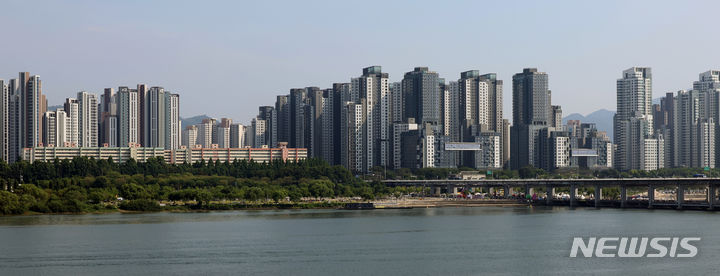 [서울=뉴시스] 김금보 기자 = 집값 선행지표인 수도권 전셋값 상승세가 이어지고 있다.9일 한국부동산원에 따르면 서울 아파트 전세 가격지수는 지난해 6월 0.12% 오르며 상승 전환한 뒤 1년간 오름세를 보이고 있다. 사진은 이날 서울시내 아파트. 2024.06.09. kgb@newsis.com