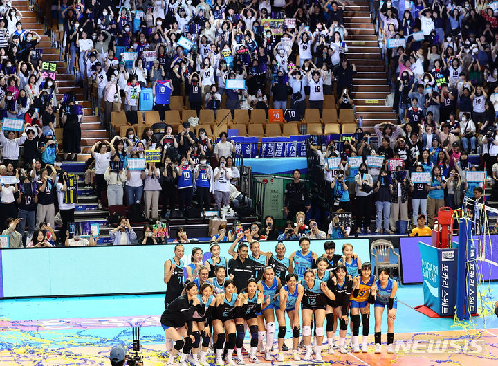 [서울=뉴시스] 김근수 기자 = 지난해 6월9일 서울 송파구 잠실실내체육관에서 열린 '김연경 초청 세계 여자배구 올스타전'(KYK Invitational 2024) 스타팀 대 월드팀의 경기에서 스타팀이 70-68로으로 승리를 거두고 기념촬영을 하고 있다. 2024.06.09. ks@newsis.com