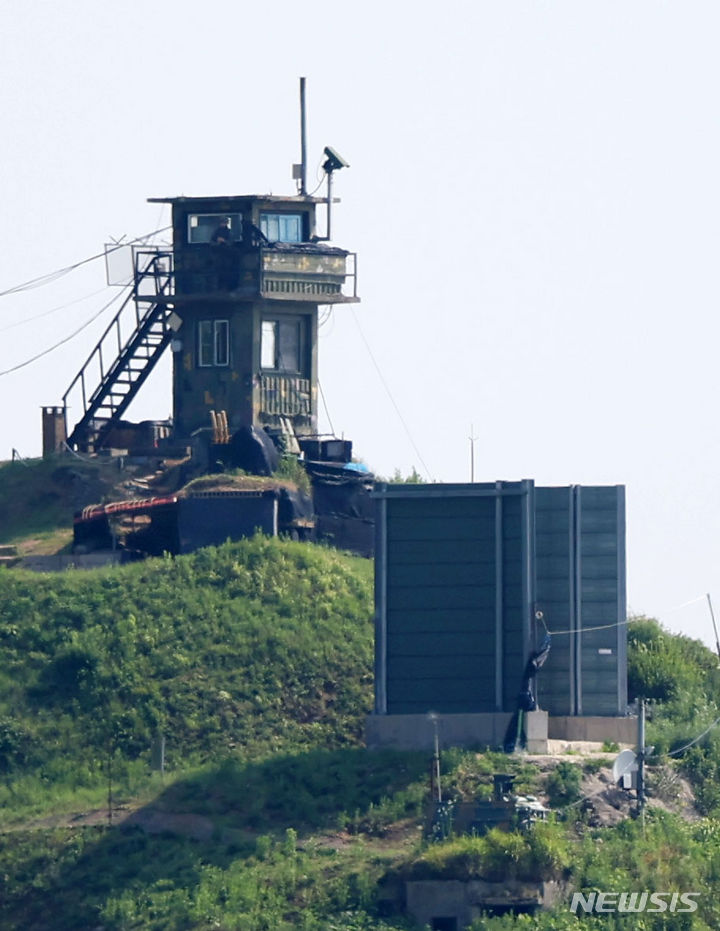 [파주=뉴시스] 홍효식 기자 = 정부가 북한의 대남 오물 풍선 재살포에 대응하기 위해 대북 확성기를 설치하고 방송을 실시하기로 결정한 9일 경기도 파주시 접경지역에서 바라본 한국 측 초소 오른쪽으로 대북 확성기 관련 군사 시설물이 보이고 있다. 2024.06.09. yesphoto@newsis.com