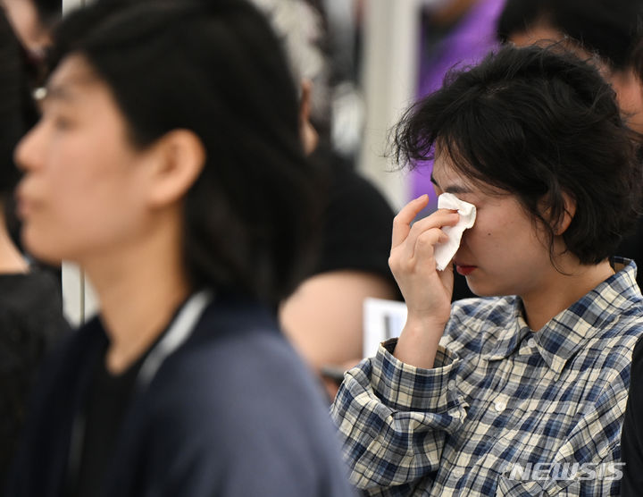 [광주=뉴시스] 박기웅 기자 = 광주 동구 학동 재개발 4구역 철거 붕괴 참사 3주기를 맞은 9일 오후 광주 동구청사 앞에서 열린 추모식에서 유가족이 눈물을 훔치고 있다. 2024.06.09. pboxer@newsis.com