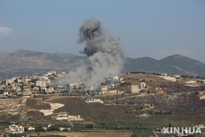 [아이타룬=신화/뉴시스] 지난 8일(현지시각) 이스라엘 접경 지역인 레바논 남부 아이타룬에서 이스라엘군 공습으로 검은 연기가 피어오르고 있다. 2024.06.21.