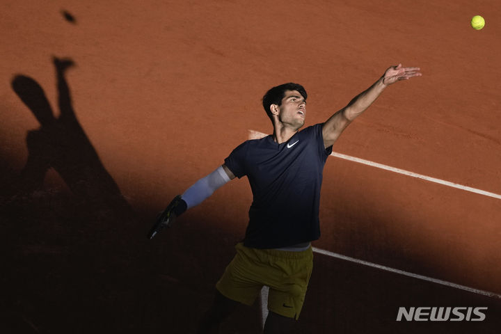 [파리=AP/뉴시스] 카를로스 알카라스(3위·스페인)가 9일(현지시각) 프랑스 파리 롤랑가로스 경기장에서 열린 프랑스 오픈 남자 단식 결승에서 알렉산더 츠베레프(4위·독일)와 경기하고 있다. 알카라스는 츠베레프를 4시간 19분의 풀세트 접전 끝에 3-2(6-3 2-6 5-7 6-1 6-2)로 꺾고 이 대회 첫 우승을 차지했다. 2024.06.10.