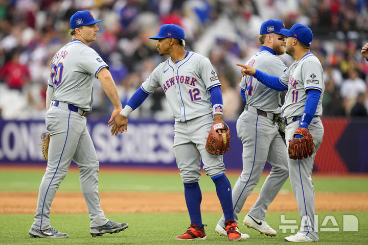 [런던=AP/뉴시스] 런던 스타디움에서 필라델피아 필리스와 메이저리그 경기를 치른 뉴욕 메츠. 2024.06.10.