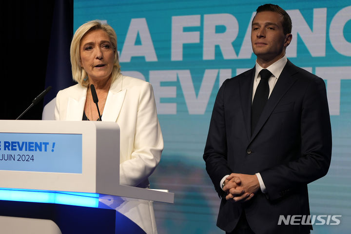 [파리=AP/뉴시스] 2027년 대선 출마 자격이 정지된 프랑스 극우 정치지도자 마린 르펜 국민연합(RN) 의원이 자신의 후계자로 알려진 조르당 바르델라 RN 대표에게 출마를 준비할 것을 당부했다고 25일(현지 시간) 밝혔다. 사진은 지난해 6월9일 르펜 의원과 바르델라 대표가 파리 당사에서 연설하는 모습. 2025.06.26.