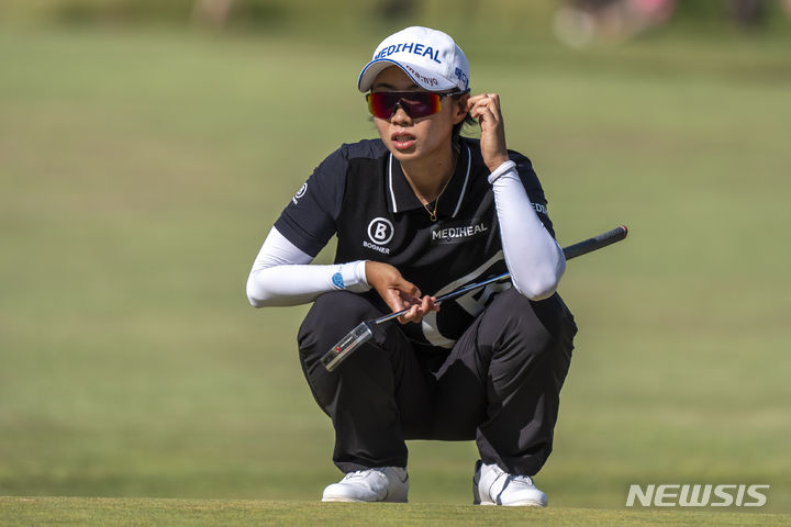 [갤러웨이=AP/뉴시스] 안나린(메디힐)이 '미국여자프로골프(LPGA) 투어 마이어 클래식'(총상금 300만 달러·약 41억원) 3라운드에서 공동 2위에 올랐다. 사진은 지난 10일 미국 뉴저지주 갤러웨이의 시뷰 베이코스에서 열린 LPGA 투어 숍라이트 클래식 최종 라운드 18번 홀에서 퍼팅 준비를 하고 있는 안나린. 2024.06.10.