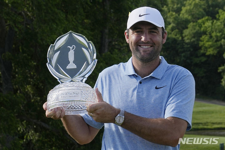 [더블린=AP/뉴시스] 스코티 셰플러(미국)가 지난 9일(현지시각) 미 오하이오주 더블린의 뮤어필드 빌리지 GC에서 열린 미국프로골프(PGA) 투어 메모리얼 토너먼트 정상에 올라 트로피를 들고 포즈를 취하고 있다. 셰플러는 최종 합계 8언더파 280타로 우승하며 시즌 5번째 정상에 올랐다. 2024.06.10.