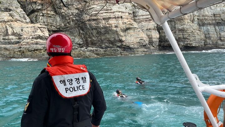 [통영=뉴시스] 신정철 기자= 통영해양경찰서는 지난 9일 오전 9시 44분께 통영시 산양읍 외부지도 갯바위에서 실종된 낚시객 중 아직 발견되지 않은 1명에 대해 가용한 모든 세력을 이용하여 수색중이다.사진은 통영해경의 해상 및 수중 수색 모습.(사진=통영해경 제공).2024.06.10. photo@newsis.com *재판매 및 DB 금지