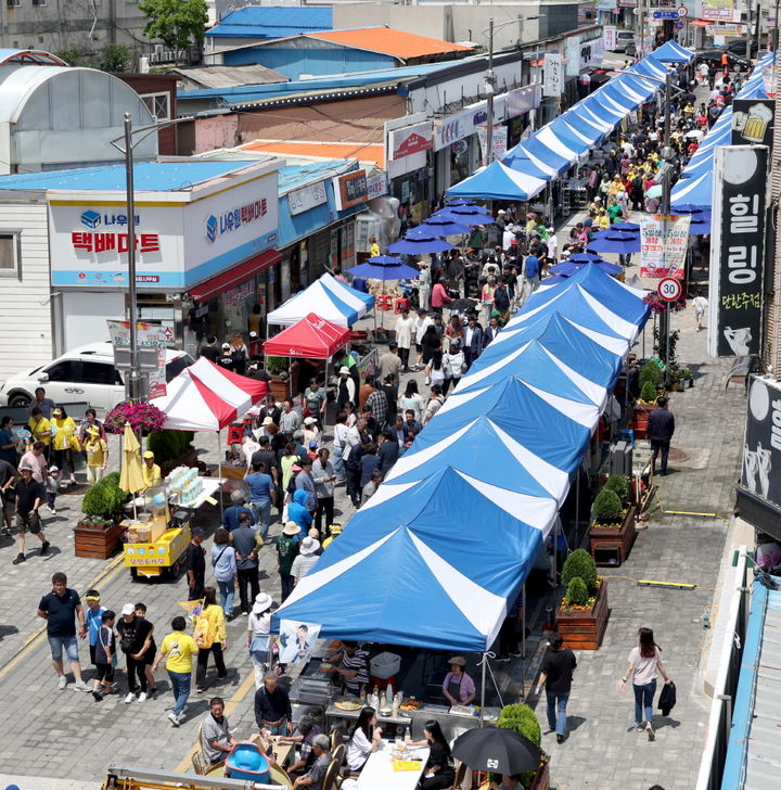 [태안=뉴시스] 지난해 6월8일 충남 태안군 태안읍 걷고 싶은 거리 일원에서 열린 태안 5일장 개장식에 많은 인파가 모였다. (사진=뉴시스 DB). photo@newsis.com *재판매 및 DB 금지