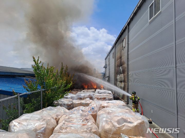 [김제=뉴시스] 지난 9일 오전 11시47분께 김제시 순동의 참기름 제조 공장에서 불이 나 25분여만에 진화됐다. (사진=전북특별자치도소방본부 제공) 2024.06.10. photo@newsis.com *재판매 및 DB 금지