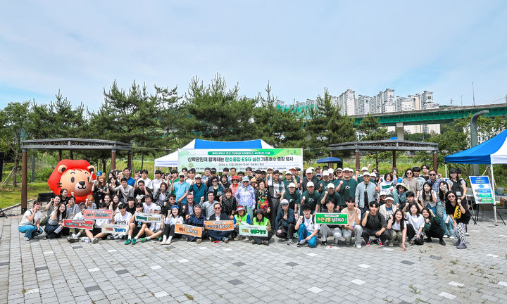 [서울=뉴시스] 경희대가 용인특례시와 함께 개교 75주년 및 국제캠퍼스 건립 45주년을 기념해 지난 7일 기흥레스피아 호수공원에서 '산·학·관·민이 함께하는 탄소중립·ESG 실천 기흥호수 줍깅 행사'를 진행했다. (사진=경희대 제공) *재판매 및 DB 금지