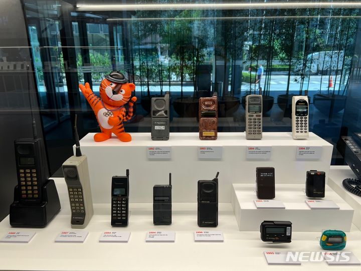 [서울=뉴시스] 심지혜 기자 = SK텔레콤이 한국전자통신연구원(ETRI), 삼성전자, LG전자와 1996년 코드분할다중접속방식(CDMA) 기술의 세계 최초 상용화에 성공했다. SK텔레콤은 당시 사용했던 휴대폰을 서울 을지로 사옥에 전시했다. 2024.06.10. siming@newsis.com