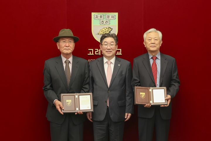 [서울=뉴시스] 김운섭 대표(왼쪽), 김동원 고려대 총장, 김성길 회장이 기념 사진을 찍고 있다. (사진=고려대 제공) *재판매 및 DB 금지
