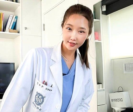 [서울=뉴시스] 치과의사 겸 인플루언서로 활동 중인 이수진(55)씨가 '치료비 먹튀’'논란에 "스토커의 살해 협박에 시달려 치과를 폐업했는데 환불이 늦어진 것"이라고 해명했다. (사진=인스타그램 갈무리) *재판매 및 DB 금지