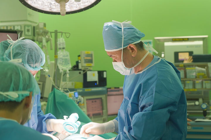 [양산=뉴시스] 1000번째 수술을 집도하고 있는 산부인과 과장 송용중 교수. (사진=양산부산대병원 제공) 2024.06.10. photo@newsis.com *재판매 및 DB 금지