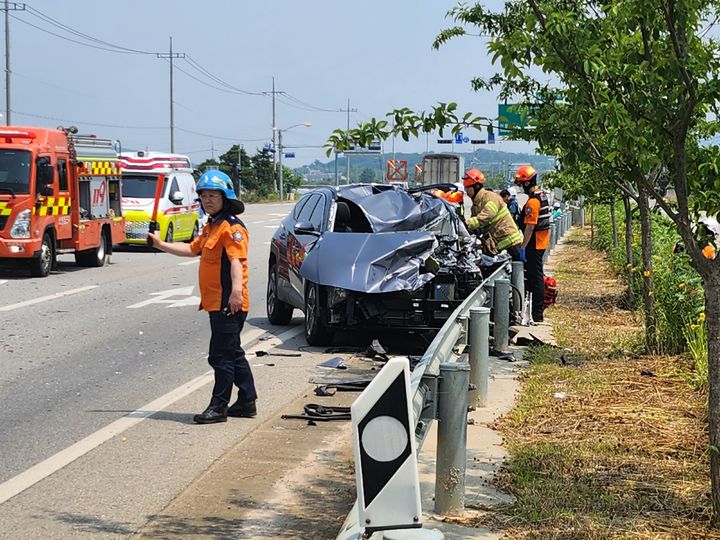 [서산=뉴시스] 김덕진 기자=10일 오전 11시20분께 충남 서산시 고북면 고북1로 35-1에서 승용차 한 대가 차선도색차량과 충돌하는 교통사고가 발생했다. 이 사고로 승용차 운전자 A씨가 현장에서 숨졌다. 경찰은 정확한 사고 원인을 조사 중이다. (사진=독자 제공) 2024.06.10. *재판매 및 DB 금지