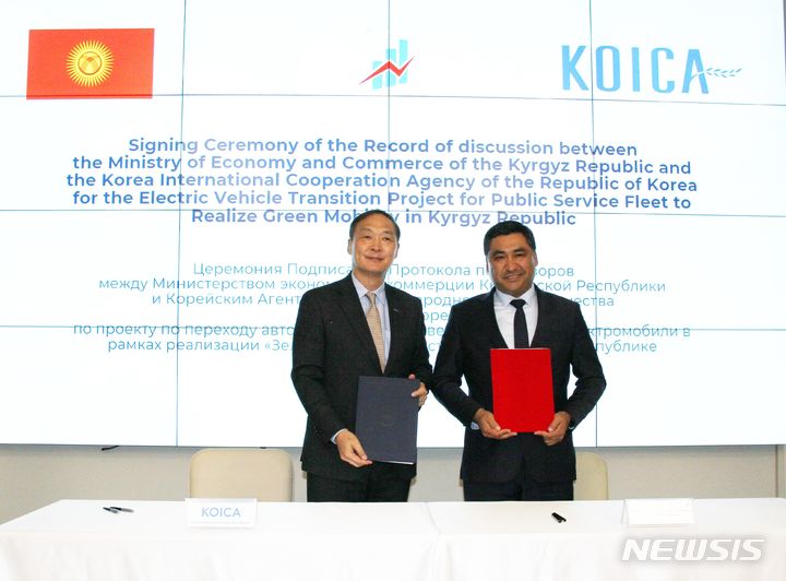 [서울=뉴시스] 장원삼 한국국제협력단(KOICA·코이카) 이사장은 7일(현지시각) 키르기스스탄 비슈케크에서 아클벡 자파로브 총리와 만나 그린모빌리티 실현을 위한 공공기관 전기차 전환 사업 추진에 합의했다. (사진= 코이카 제공)
