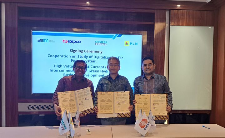 [세종=뉴시스]왼쪽부터 하르탄토 위보워 인도네시아 전력 공사(PLN) 부사장, 김동철 한전 사장, 안딜로 하라합 지멘스 에너지 인도네시아 대표다. (사진=한전 제공) *재판매 및 DB 금지