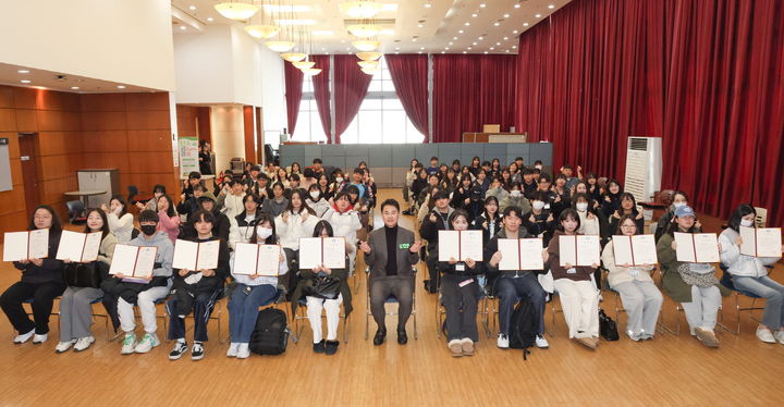 [서울=뉴시스]청년 구정 체험단 수료식에서 오언석 도봉구청장과 체험단원들이 단체 사진을 찍고 있다. 2024.06.10. (사진=도봉구 제공) *재판매 및 DB 금지