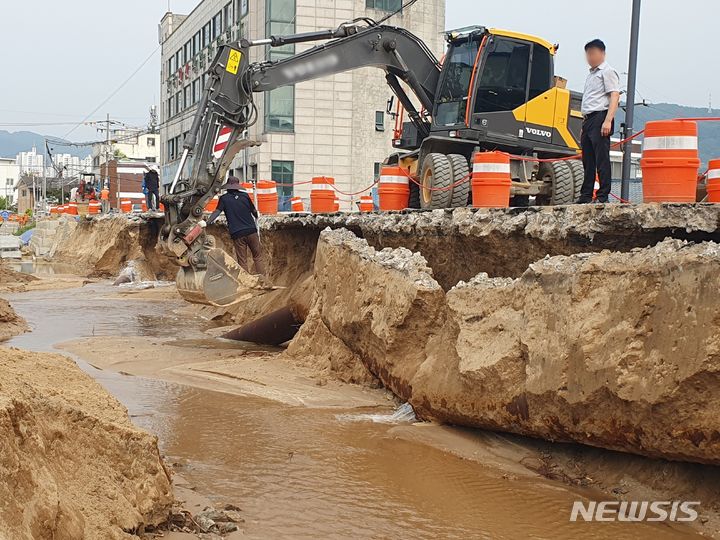 [청주=뉴시스] 서주영 기자 = 10일 오후 2시10분께 충북 청주시 청원구 내덕동 청주 중앙여자중학교 인근 율량천 제방 공사 현장에서 상수관로가 빠지는 사고가 났다. 2024.06.10. juyeong@newsis.com