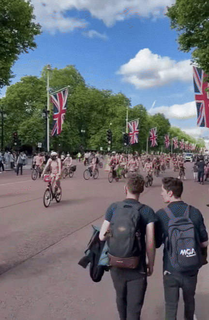 [서울=뉴시스] 영국 런던에서 수백 명이 알몸으로 자전거 행진에 나서는 진풍경이 펼쳐졌다. (사진=이브닝 스탠더드 유튜브 캡처) *재판매 및 DB 금지 *재판매 및 DB 금지