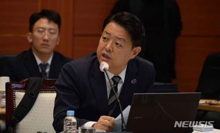 [전주=뉴시스] 김얼 기자 = 더불어민주당 김영호 의원이 지난해 10월 17일 전북 전주시 전북대학교에서 열린 2023년도 국회 교육위원회 국정감사에 참석해 질의하고 있다. 2023.10.17. pmkeul@newsis.com *재판매 및 DB 금지