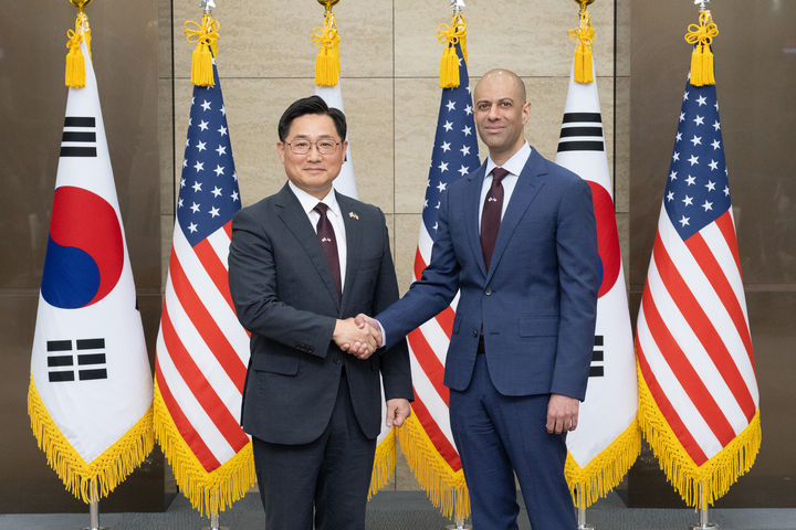 [서울=뉴시스] 한미 핵협의그룹(Nuclear Consultative Group, NCG) 공동대표인 조창래 대한민국 국방부 국방정책실장과 비핀 나랑 미합중국 국방부 우주정책차관보 대행이 10일 용산 국방부에서 열린 제3차 NCG 회의에서 기념촬영을 하고 있다. (사진=국방부 제공) 2024.06.10. photo@newsis.com *재판매 및 DB 금지