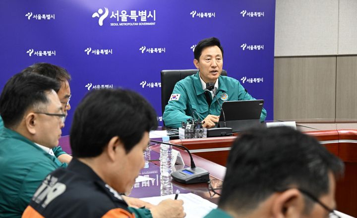 [서울=뉴시스]오세훈 서울시장이 10일 시청 본관 지하 3층 충무기밀실에서 열린 '서울시 통합방위회의'에 참석해 군,경,소방 등 유관기관 관계자들과 北 오물풍선 대응방안에 대해 논의하고 있다. 2024.06.10. (사진=서울시 제공) *재판매 및 DB 금지