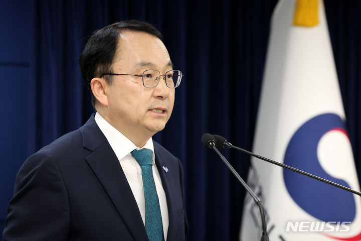 [서울=뉴시스] 배훈식 기자 = 구병삼 통일부 대변인이 10일 오전 서울 종로구 정부서울청사에서 정례 브리핑을 하고 있다. 2024.06.10. dahora83@newsis.com