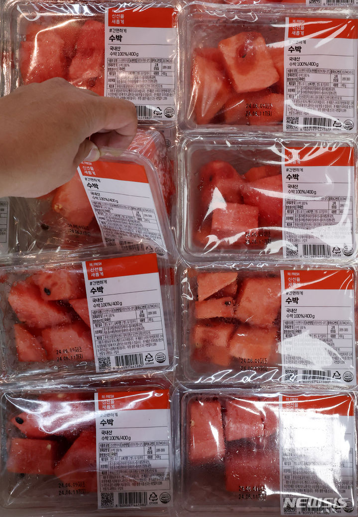 [서울=뉴시스] 김명년 기자 = 초여름 더위가 찾아오면서 수박 수요가 늘고 있는 가운데 1~2인 가구 증가에 따라 미니 수박과 잘라서 포장한 조각 수박이 큰 인기를 얻고 있다. 지난 10일 오전 서울시내 한 대형마트에 조각 수박이 진열돼 있다. (해당 사진은 기사와 직접 관련이 없습니다.) 2024.06.10. kmn@newsis.com