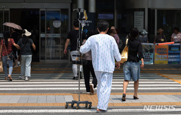 [서울=뉴시스] 추상철 기자 = 10일 오전 서울의 한 대학병원에서 환자가 이동하고 있다. 대한의사협회는 오는 18일 총궐기대회를 열고 집단 휴진에 나서겠다는 등 총파업을 예고했다. 2024.06.10. scchoo@newsis.com