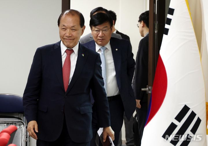 [서울=뉴시스] 조성봉 기자= 황우여 국민의힘 비상대책위원장이 10일 오후 서울 여의도 국민의힘 중앙당사에서 열린 비상대책위원회의에 참석하고 있다. 2024.06.10. suncho21@newsis.com