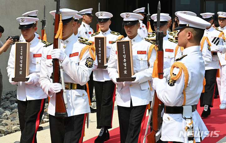 [화성=뉴시스] 김종택 기자 = 10일 경기도 화성시 향남읍 화성시 독립운동기념관에서 독립유공자 김흥열 지사(1991년, 건국훈장 애국장) 일가 6위의 유해 합동 봉송식이 거행되고 있다. 독립유공자 김흥열 지사 일가 6위의 유해는 순국 105년 만에 국립대전현충원으로 운구해 독립유공자 제7묘역에 안장된다. 2024.06.10. jtk@newsis.com