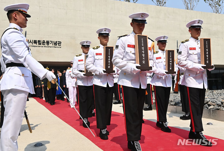 [화성=뉴시스] 김종택 기자 = 10일 경기도 화성시 향남읍 화성시 독립운동기념관에서 독립유공자 김흥열 지사(1991년, 건국훈장 애국장) 일가 6위의 유해 합동 봉송식이 거행되고 있다. 독립유공자 김흥열 지사 일가 6위의 유해는 순국 105년 만에 국립대전현충원으로 운구해 독립유공자 제7묘역에 안장된다. 2024.06.10. jtk@newsis.com