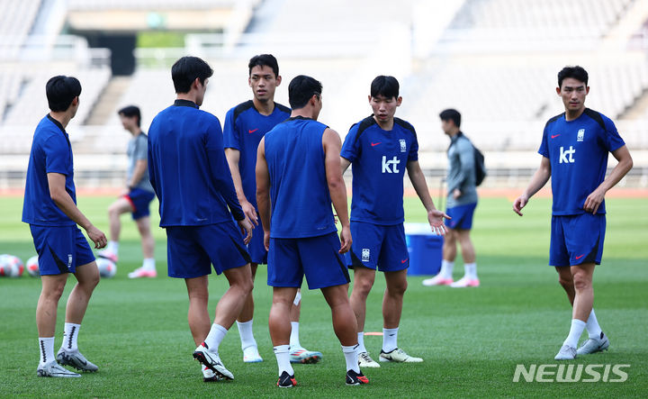 [고양=뉴시스] 김근수 기자 = 오세훈과 대한민국 축구국가대표팀 선수들이 지난 6월10일 오후 경기 고양시 고양종합운동장에서 중국전을 앞두고 공식훈련을 하고 있다. 2024.06.10. ks@newsis.com