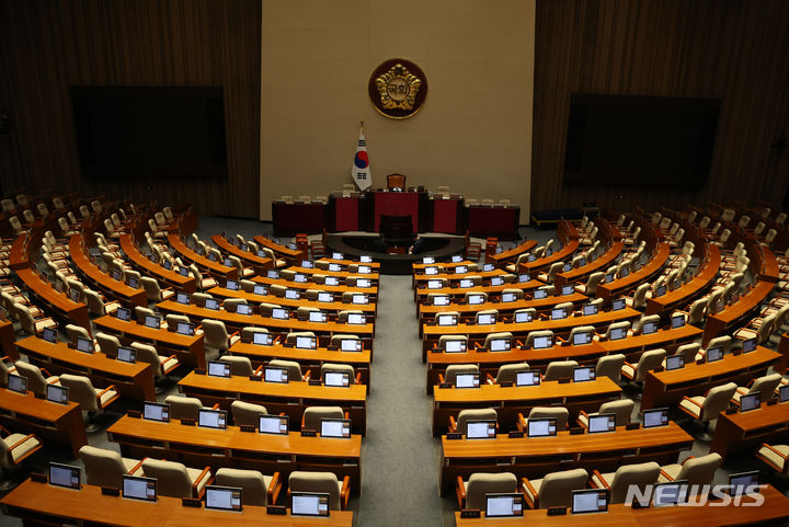 [서울=뉴시스] 고승민 기자 = 텅 빈 본회의장 모습. 2024.06.10. kkssmm99@newsis.com