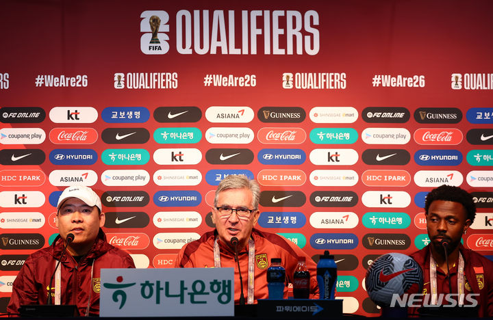 [서울=뉴시스] 김근수 기자 = 중국 축구국가대표팀 브란코 이반코비치 감독과 페이 난두오가 10일 오후 서울 마포구 상암월드컵경기장에서 한국전을 하루 앞두고 열린 공식 기자회견을 하고 있다. 2024.06.10. ks@newsis.com