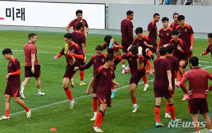 [서울=뉴시스] 김근수 기자 = 중국 축구국가대표팀 선수들이 10일 오후 서울 마포구 상암월드컵경기장에서 한국전을 하루 앞두고 공식 훈련을 하고 있다. 2024.06.10. ks@newsis.com