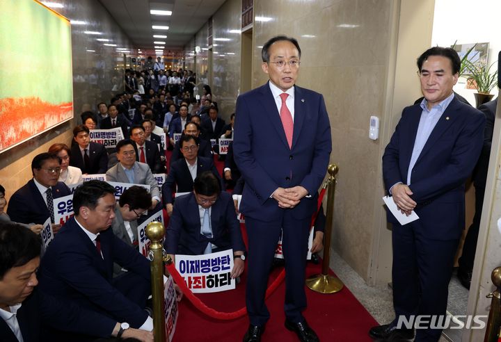 [서울=뉴시스] 조성봉 기자= 추경호 국민의힘 원내대표가 10일 오후 서울 여의도 국회 의장실 앞에서 열린 '민주당의 상임위원장 선출 절차 강행 시도 규탄' 연좌시위에서 발언을 하고 있다.  2024.06.10. suncho21@newsis.com