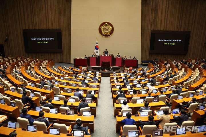 [서울=뉴시스] 고승민 기자 = 우원식 국회의장이 지난 10일 서울 여의도 국회에서 열린 제415국회(임시회) 제2차 본회의에서 개의를 선언하고 있다. 2024.06.10. kkssmm99@newsis.com